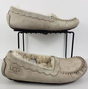 UGG Australia Woman's slippers 
beige
Size 6